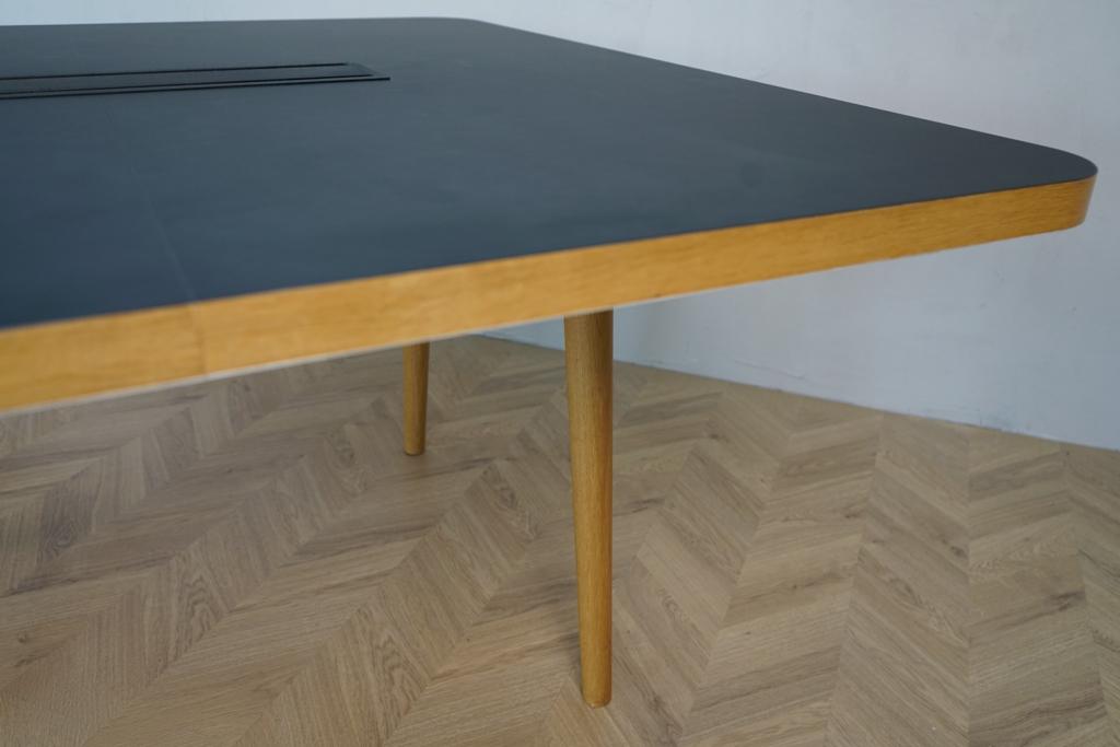 Detaljebillede af stikkontakt og sort linoleumsbordplade på Forum-bord 140x140 cm fra Icons of Denmark