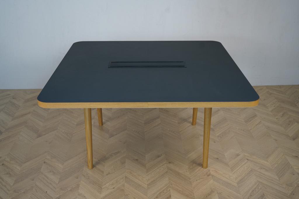 Forum-konferencebord fra Icons of Denmark 140x140 cm – set forfra med sort linoleumsplade og egetræsben