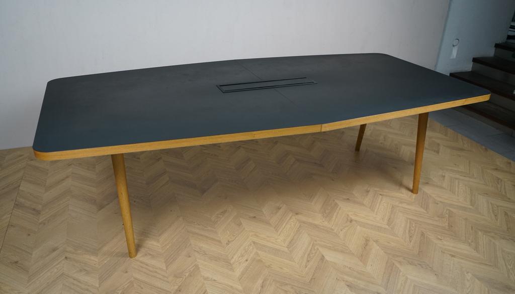 Frontbillede af ICONS OF DENMARK Forum konferencebord i sort linoleum med egetræsben – tøndeformet bord, 250x130 cm.