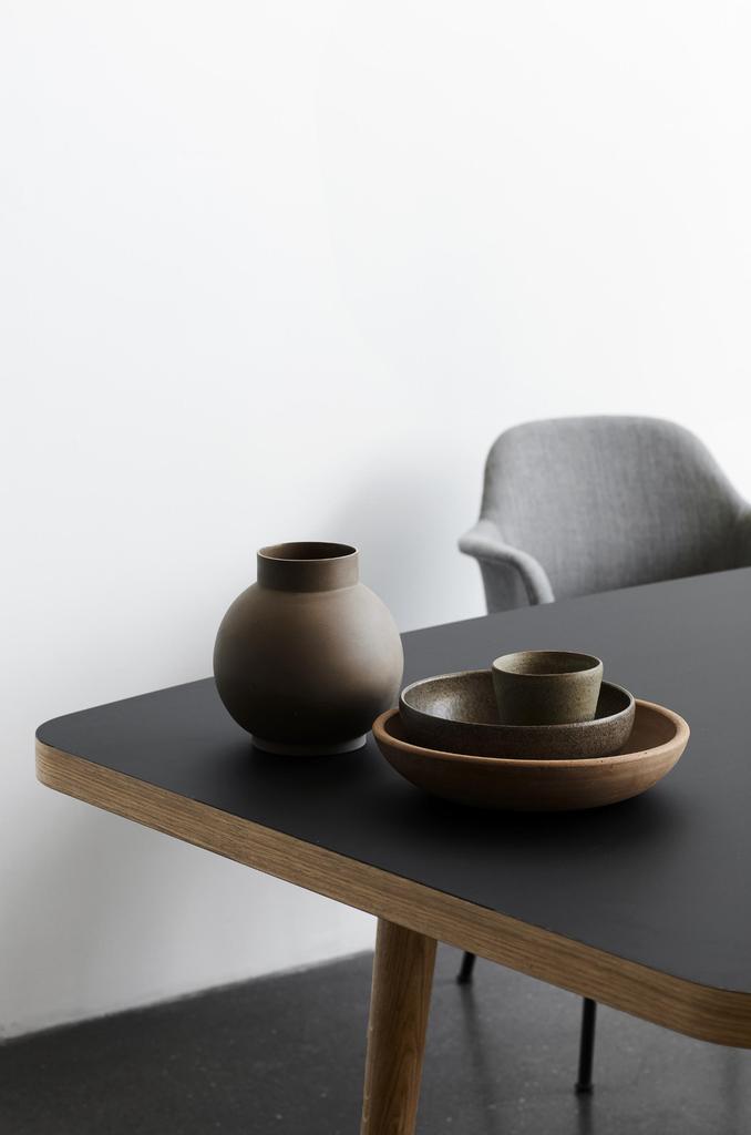 ICONS OF DENMARK Forum konferencebord med sort linoleum og egetræ i køkkenmiljø – elegant og funktionelt design, 250x130 cm.