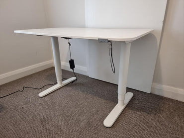 Sidevisning af Ikea Bekant hæve-sænkebord i helt hvidt design. Elektrisk skrivebord med kompakte mål 120x80 cm og ergonomisk stel.