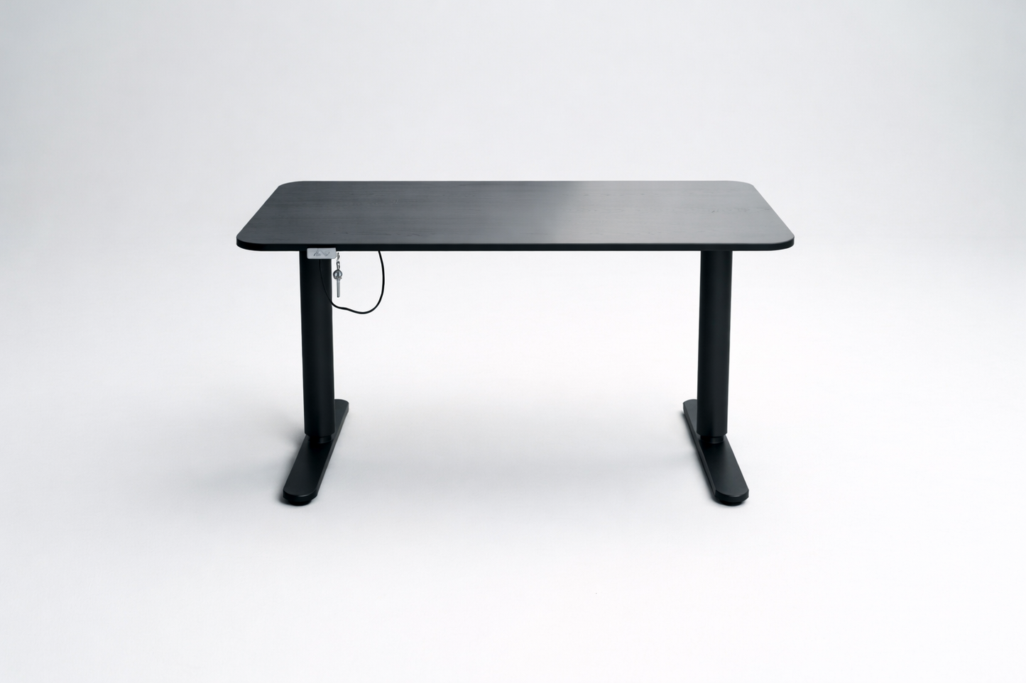 Frontvisning af ergonomisk og moderne IKEA Bekant hæve-sænkebord i sort med elektrisk højdejustering. Stor bordplade på 120x80 cm giver optimal komfort og arbejdsstilling til kontor og hjemmearbejdsplads.