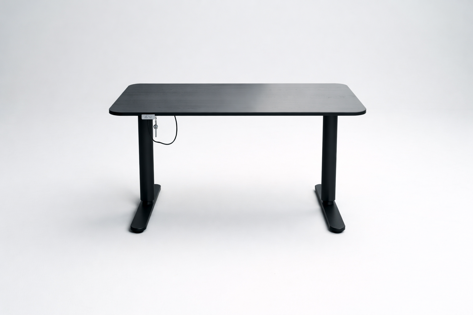Frontvisning af ergonomisk og moderne IKEA Bekant hæve-sænkebord i sort med elektrisk højdejustering. Stor bordplade på 120x80 cm giver optimal komfort og arbejdsstilling til kontor og hjemmearbejdsplads.