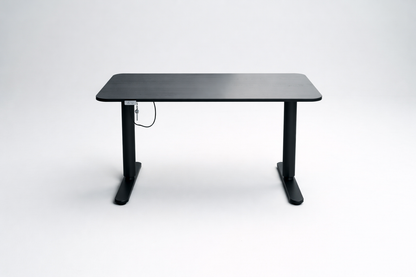 Frontvisning af ergonomisk og moderne IKEA Bekant hæve-sænkebord i sort med elektrisk højdejustering. Stor bordplade på 120x80 cm giver optimal komfort og arbejdsstilling til kontor og hjemmearbejdsplads.