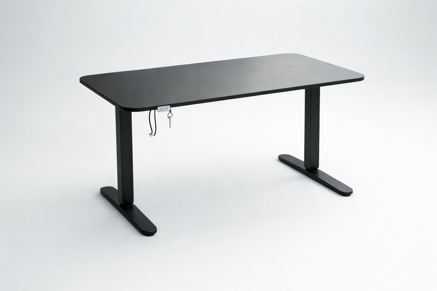 Ergonomisk og moderne IKEA Bekant hæve-sænkebord i sort med elektrisk højdejustering. Bordplade på 120x80 cm med god plads til computer og kontorudstyr, vist i skrå vinkel. Ideelt til kontor, hjemmearbejdsplads eller studie.