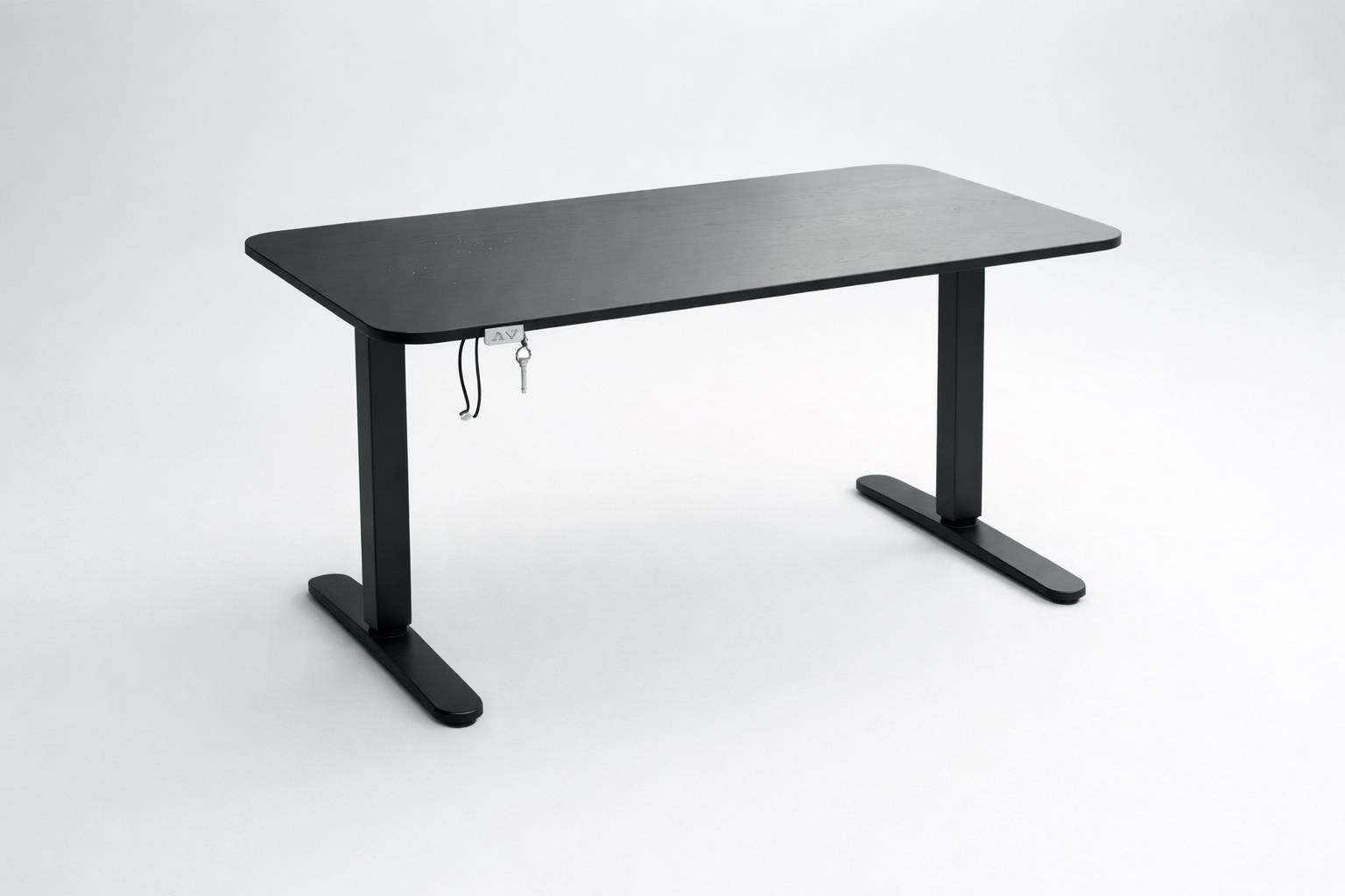Ergonomisk og moderne IKEA Bekant hæve-sænkebord i sort med elektrisk højdejustering. Bordplade på 120x80 cm med god plads til computer og kontorudstyr, vist i skrå vinkel. Ideelt til kontor, hjemmearbejdsplads eller studie.