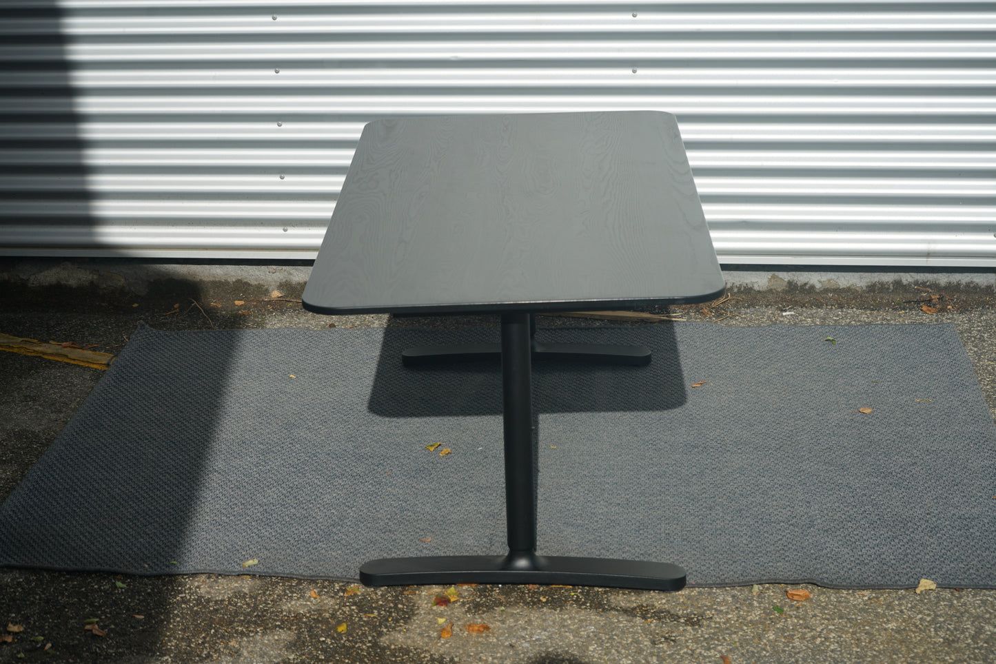 IKEA Bekant sort skrivebord – moderne arbejdsbord set fra enden