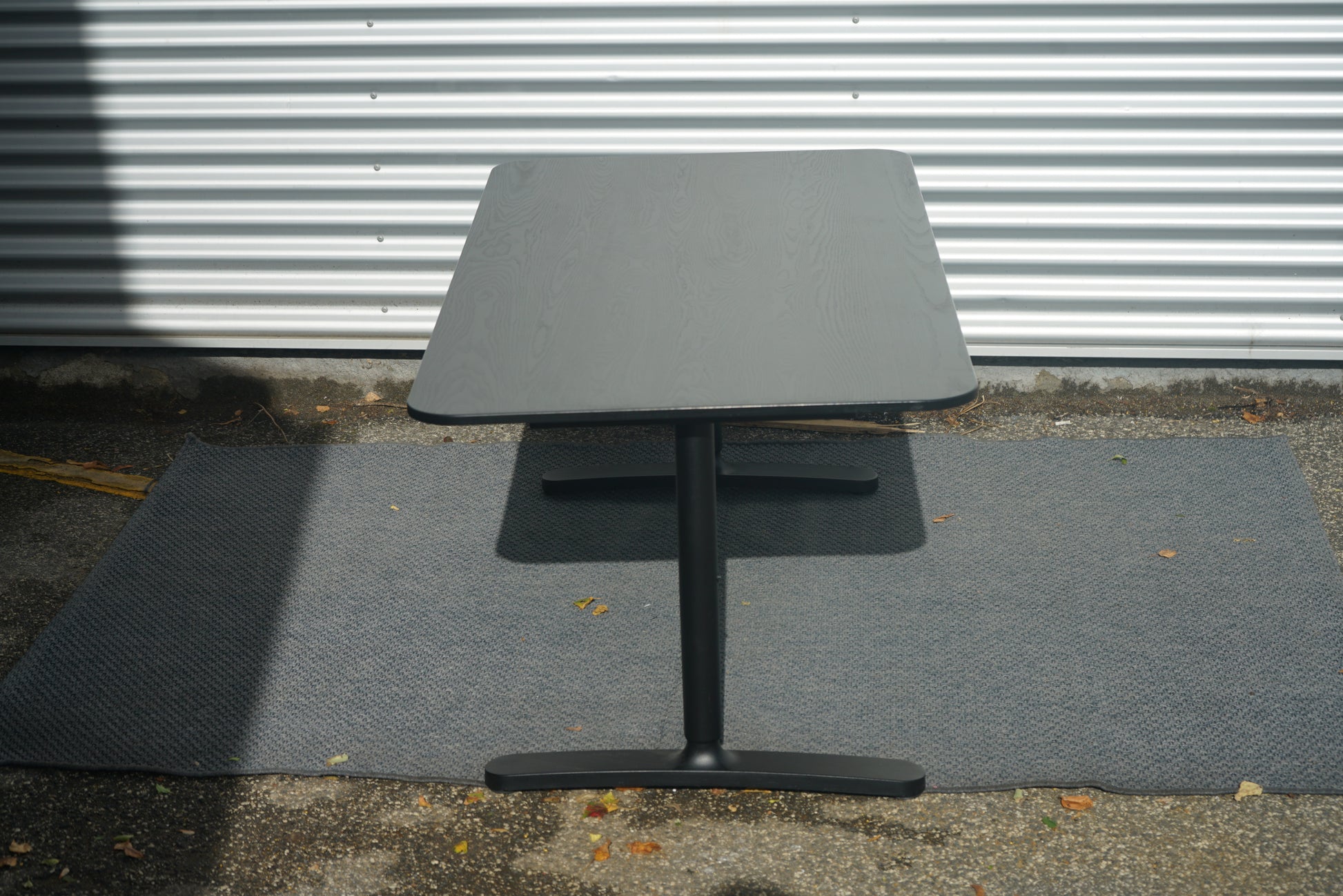IKEA Bekant sort skrivebord – moderne arbejdsbord set fra enden