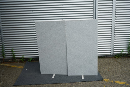 Frontvisning af IKEA gulvskærm 150x80 cm i grå, praktisk afskærmning til kontormiljø