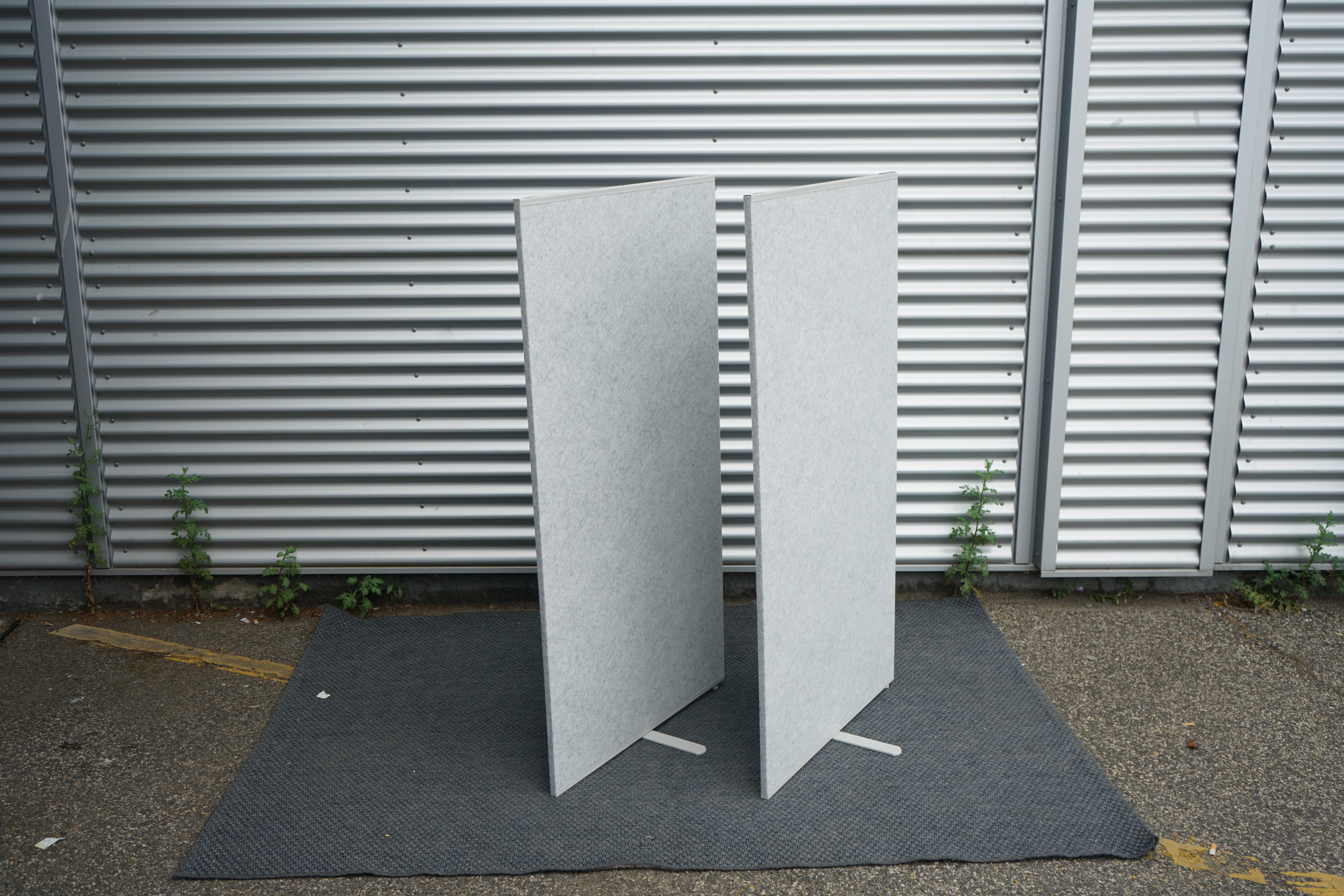 Sidevisning af IKEA gulvskærm 150x80 cm i grå, stilrent design til kontor