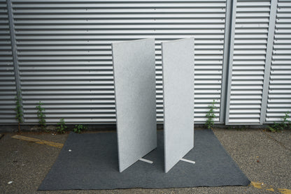 Sidevisning af IKEA gulvskærm 150x80 cm i grå, stilrent design til kontor