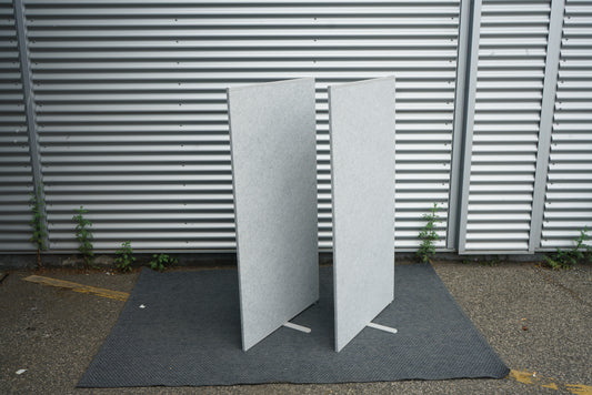 Sidevisning af IKEA gulvskærm 150x80 cm i grå, stilrent design til kontor