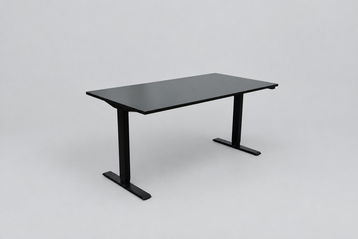 IKEA hæve-sænkebord 160x80 cm med sort laminatbordplade og sort stel – set forfra
