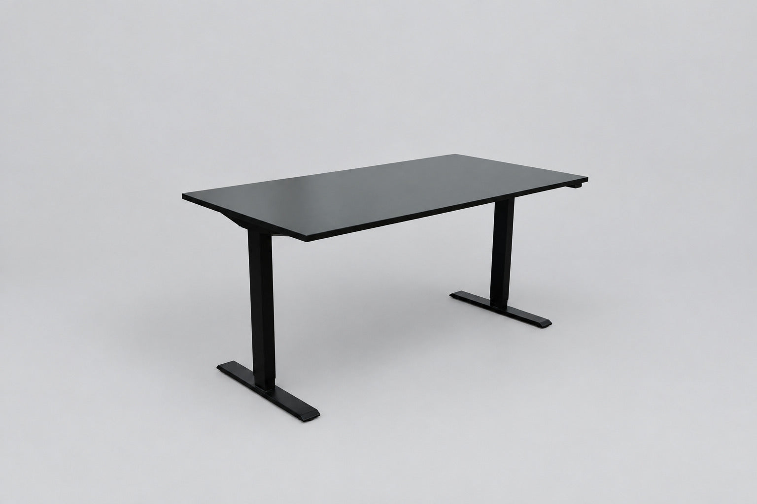 IKEA hæve-sænkebord 160x80 cm med sort laminatbordplade og sort stel – set forfra