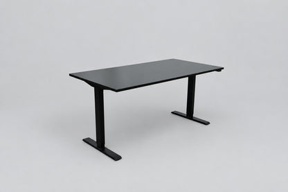 IKEA hæve-sænkebord 160x80 cm med sort laminatbordplade og sort stel – set forfra
