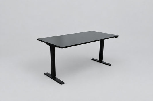 IKEA hæve-sænkebord 160x80 cm med sort laminatbordplade og sort stel – set forfra