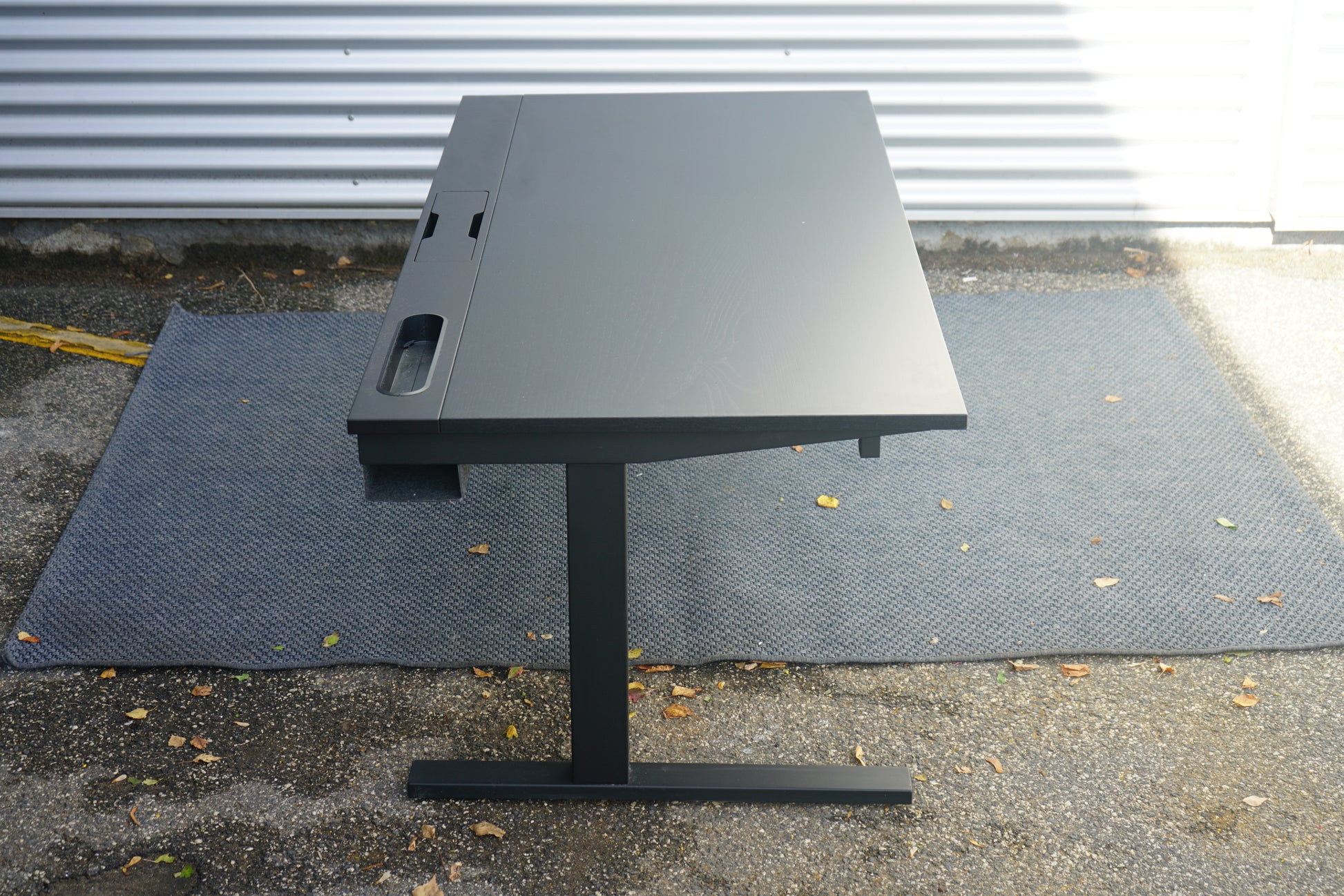 IKEA hæve-sænkebord – moderne skrivebord med kabelgennemføring