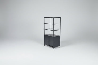 IKEA skab med skydedøre i antracitgrå set i skrå vinkel