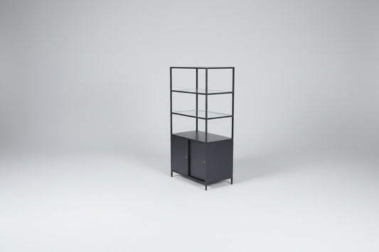 IKEA skab med skydedøre i antracitgrå set i skrå vinkel