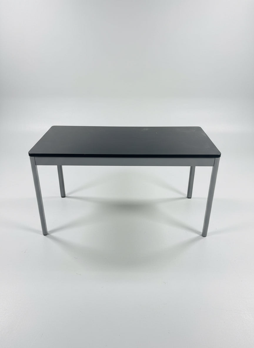 IKEA sort bord 140x70 cm i sortbejdset askefinér set forfra