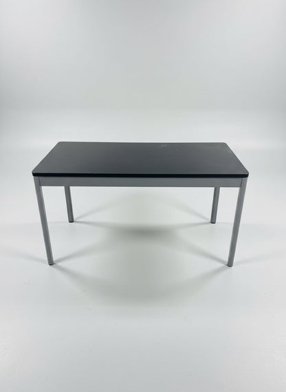 IKEA sort bord 140x70 cm i sortbejdset askefinér set forfra