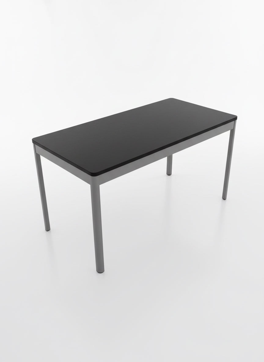 IKEA bord i sortbejdset askefinér set fra skrå vinkel, 140x70 cm