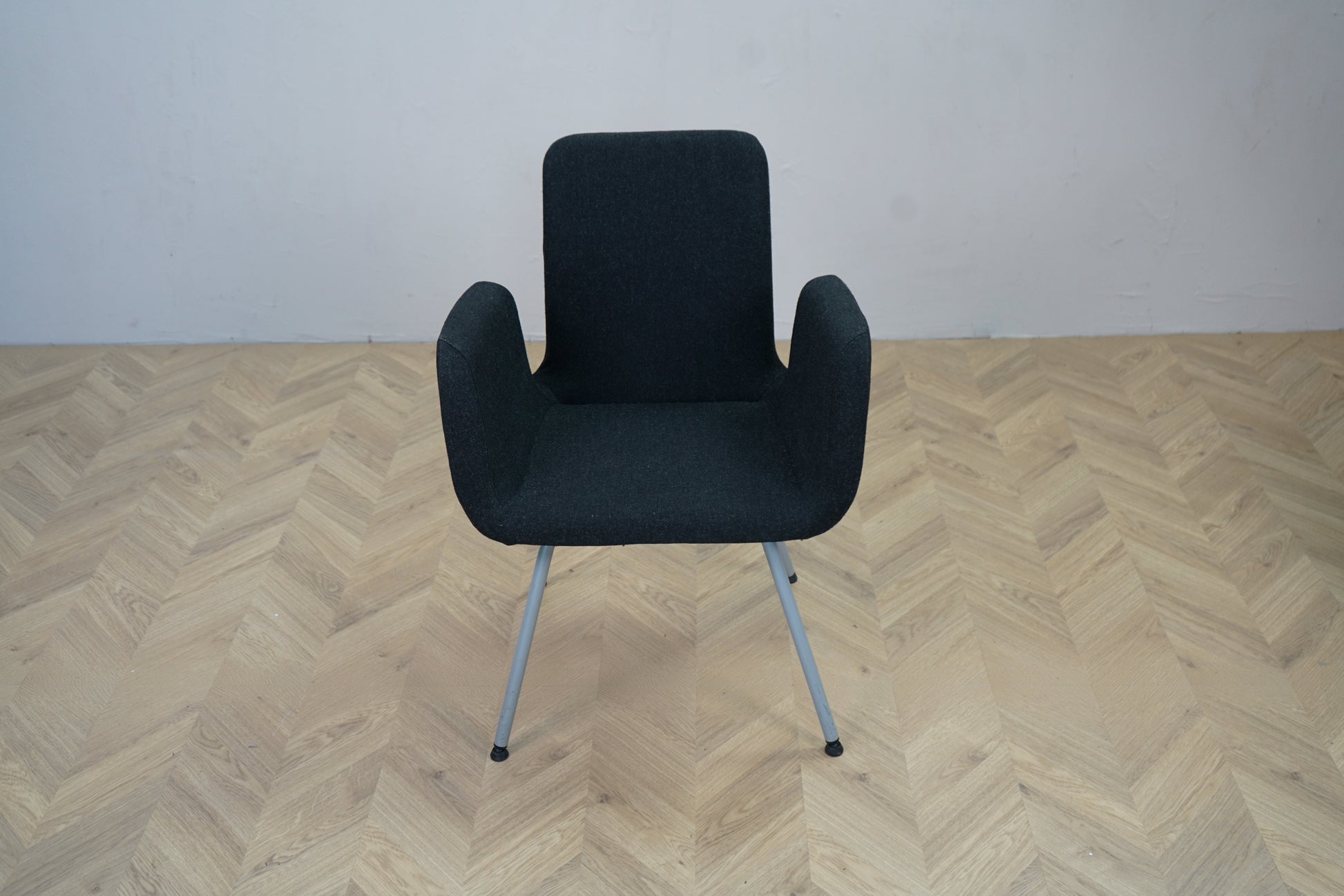 Frontbillede af IKEA spisebordsstol med sort polstring, armlæn og grå ben – moderne spisebordsstol
