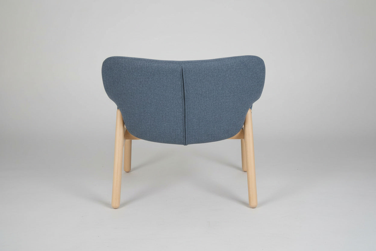 IKEA Vedbo lænestol i blå polstring set bagfra med klassisk design og træben.