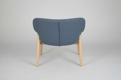 IKEA Vedbo lænestol i blå polstring set bagfra med klassisk design og træben.