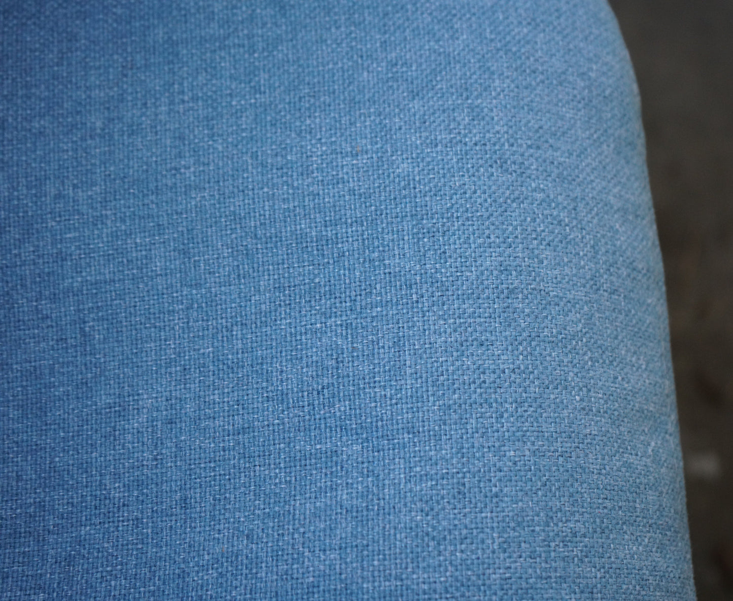 Close-up af blå polstring og detaljer på IKEA Vedbo lænestol med træben.