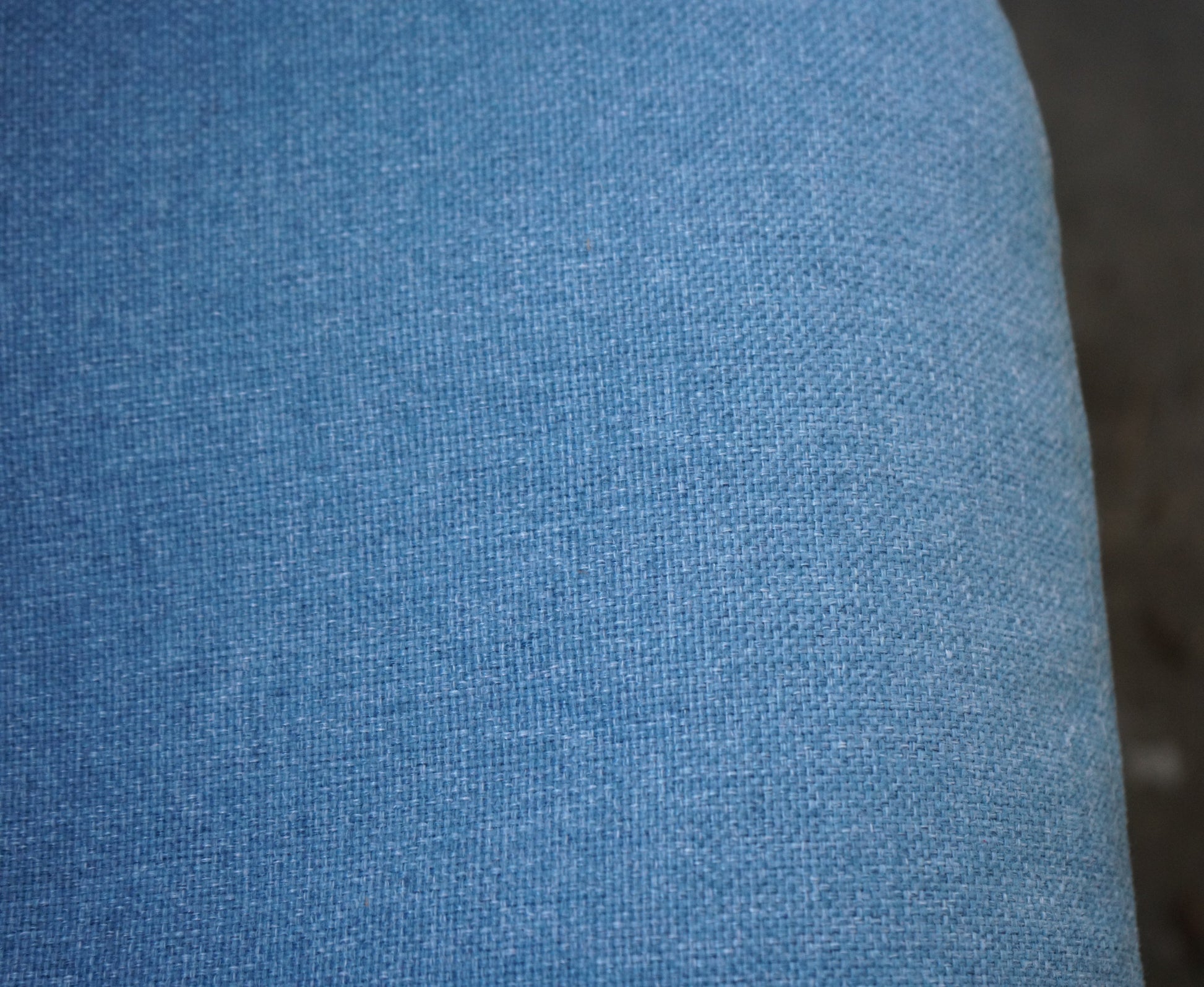 Close-up af blå polstring og detaljer på IKEA Vedbo lænestol med træben.