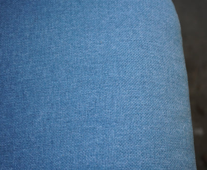 Close-up af blå polstring og detaljer på IKEA Vedbo lænestol med træben.