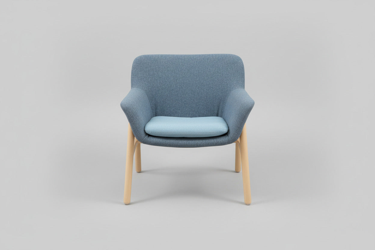 IKEA Vedbo lænestol i blå polstring set forfra med solide træben og 45 cm siddehøjde.