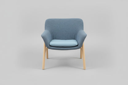 IKEA Vedbo lænestol i blå polstring set forfra med solide træben og 45 cm siddehøjde.