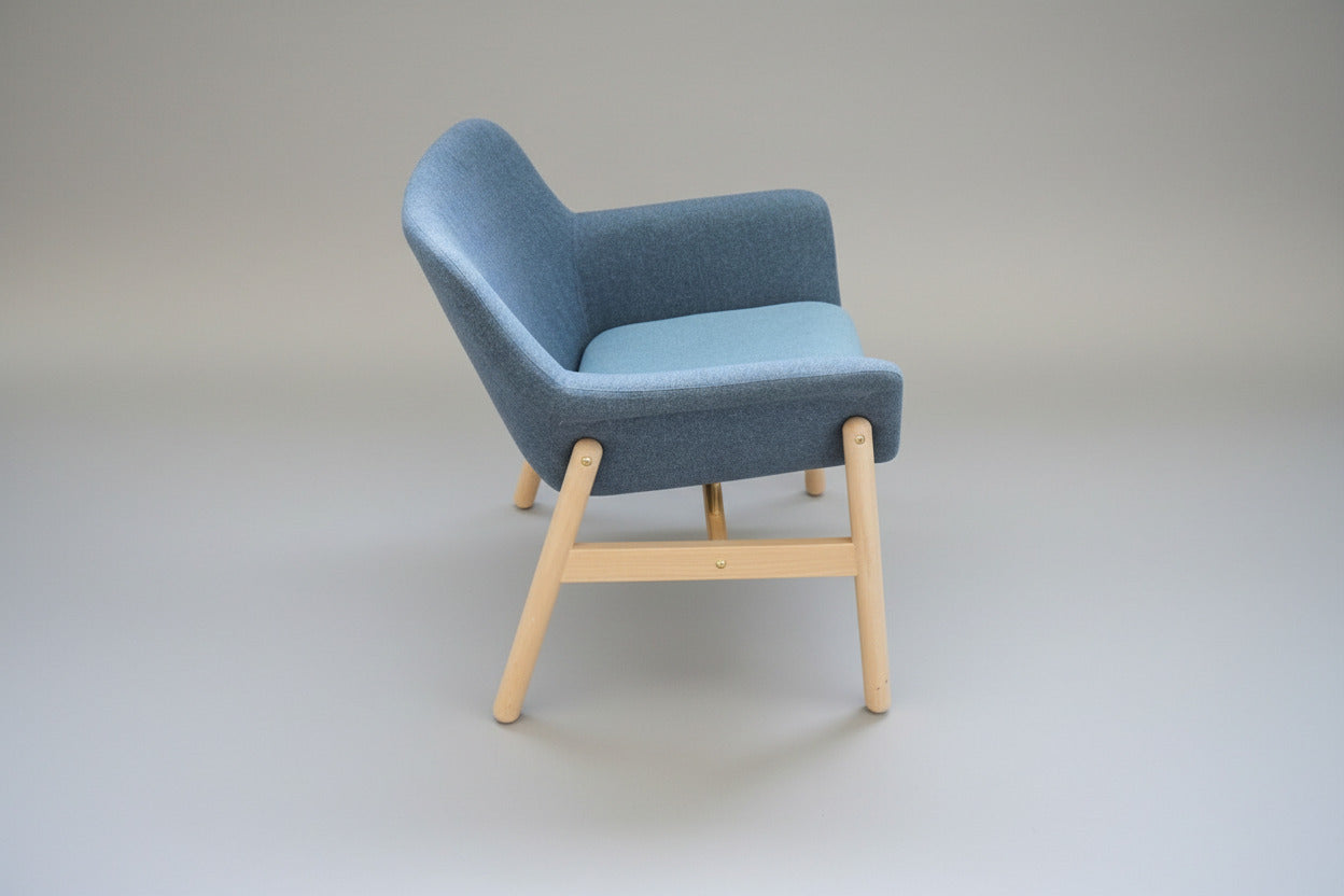 IKEA Vedbo lænestol i blå polstring set fra siden med solide træben og komfortabel siddehøjde.