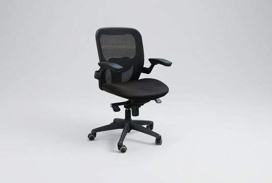 IKO ergonomisk kontorstol i sort med mesh ryg, armlæn og justerbar lændestøtte, set fra skrå vinkel.