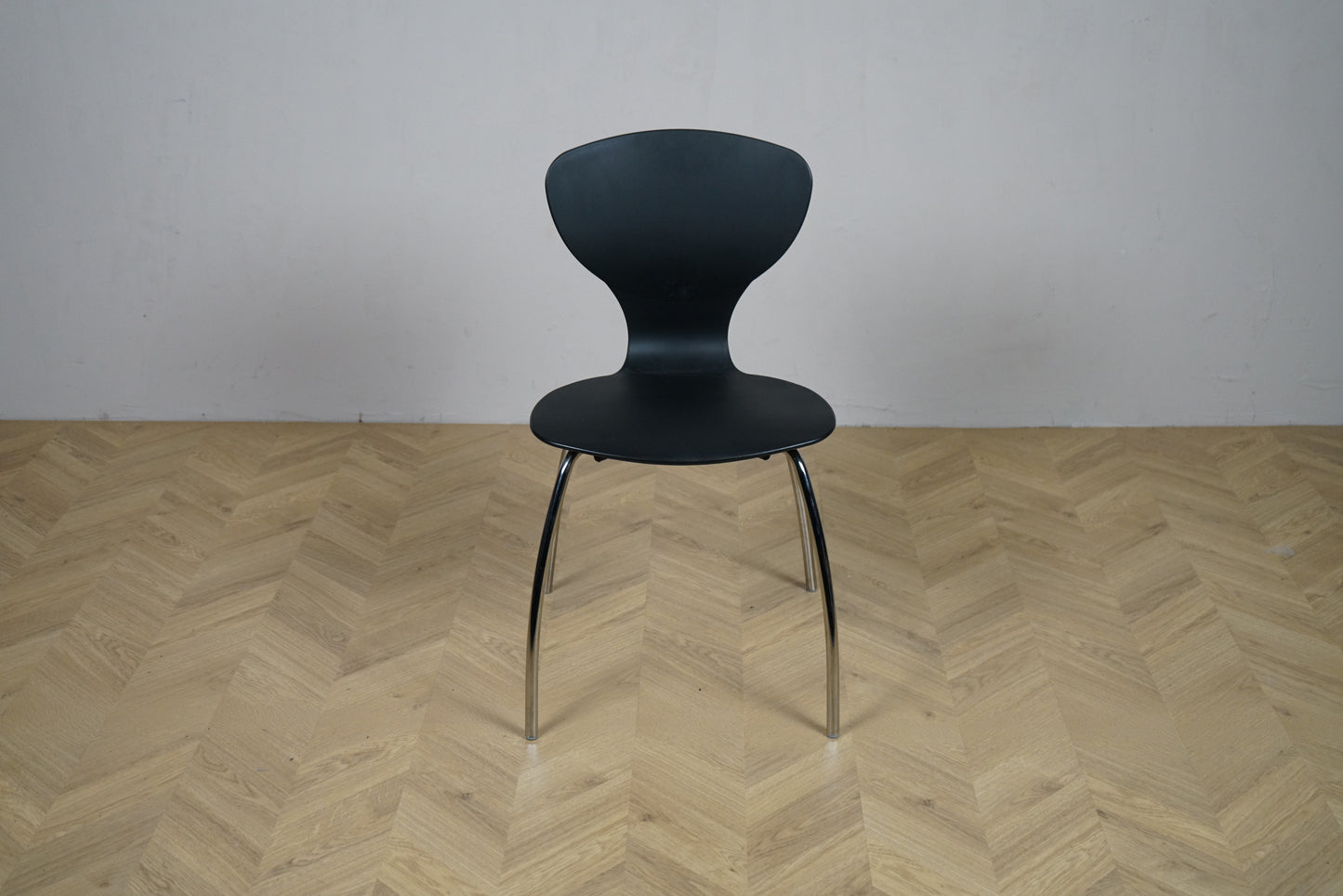 IlpoSpa IKS sort stabelbar spise- og caféstol med krom stel set forfra