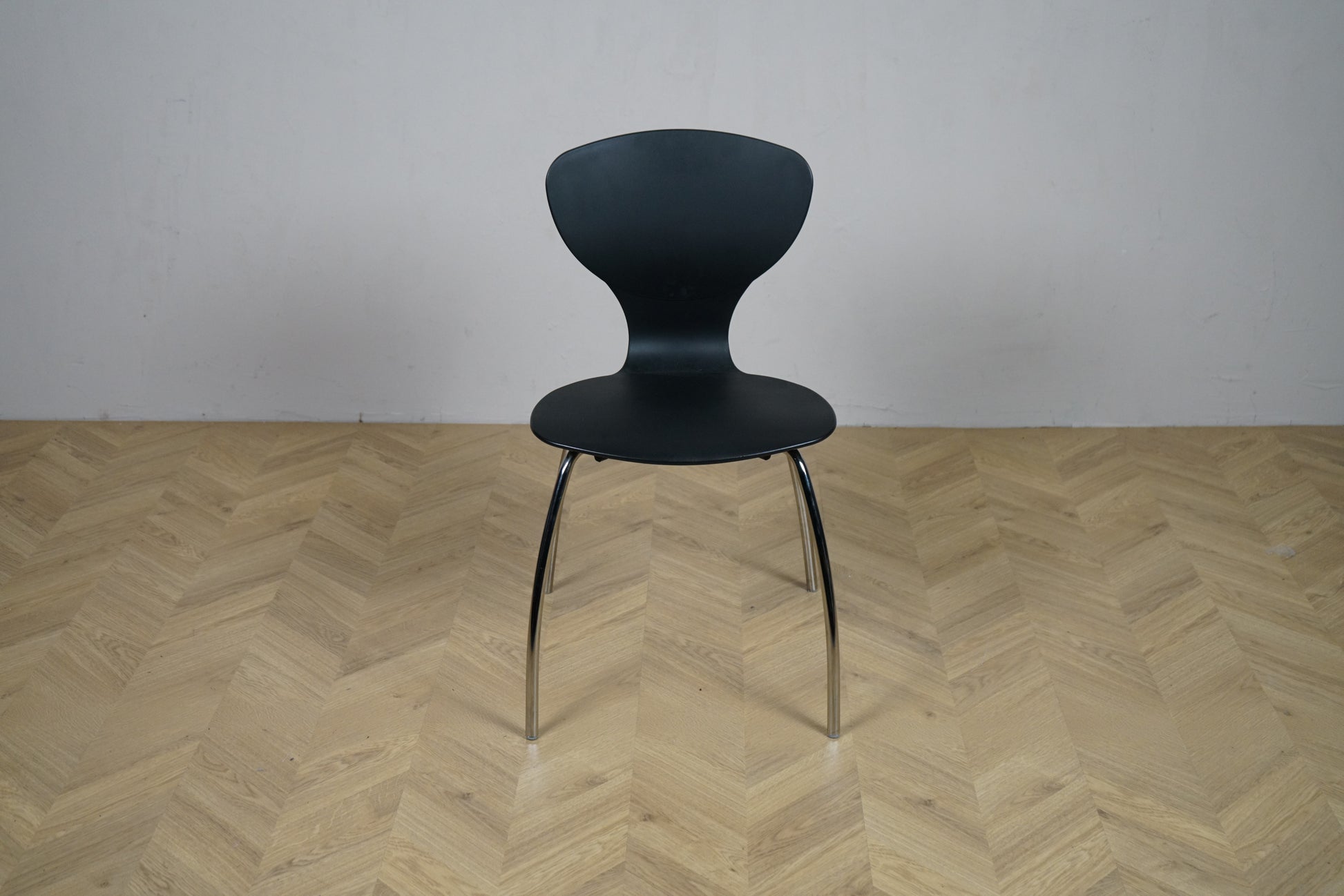 IlpoSpa IKS sort stabelbar spise- og caféstol med krom stel set forfra