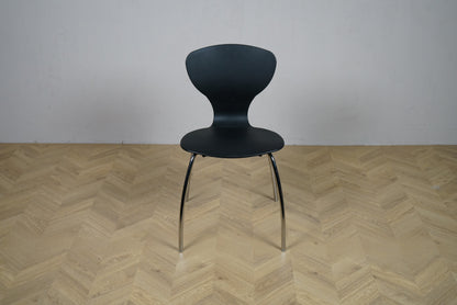 IlpoSpa IKS sort stabelbar spise- og caféstol med krom stel set forfra