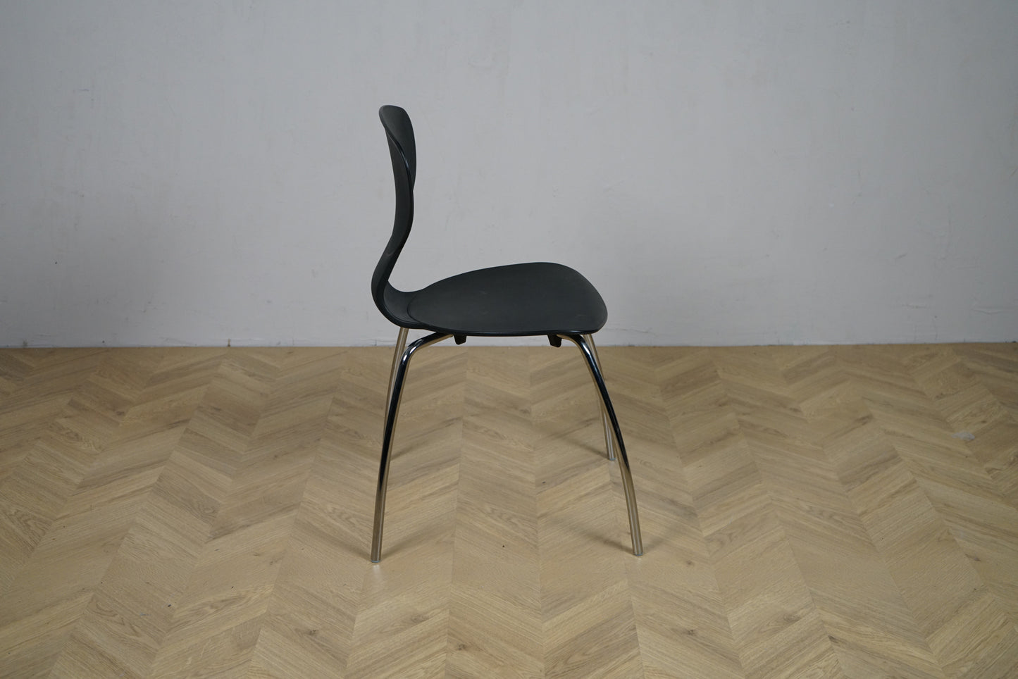 IlpoSpa IKS sort stol set fra siden med krom stel og siddehøjde 46 cm