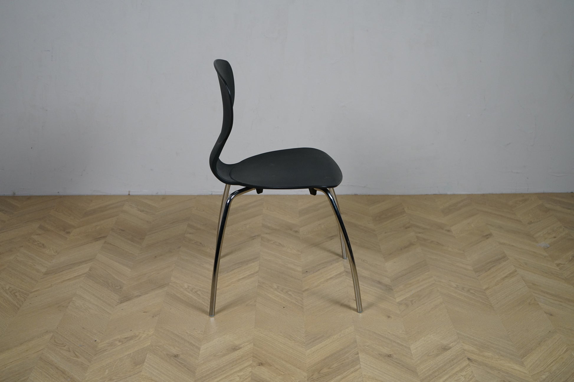 IlpoSpa IKS sort stol set fra siden med krom stel og siddehøjde 46 cm