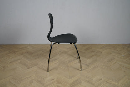 IlpoSpa IKS sort stol set fra siden med krom stel og siddehøjde 46 cm