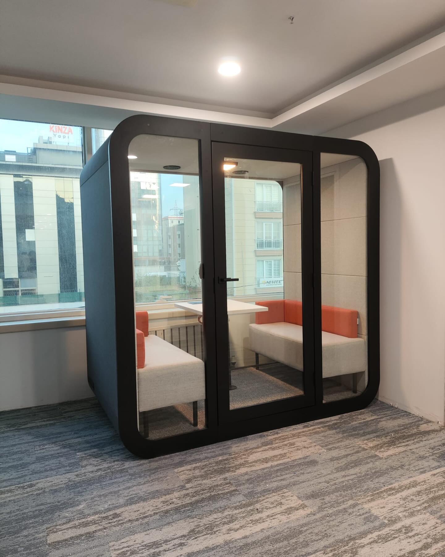 Stillbox kontorpod – Sort lydisoleret mødepod til 4 personer | Large