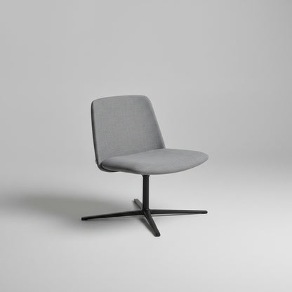 INCLASS Xail loungestol med grå polstring og sort drejestel set skråt forfra