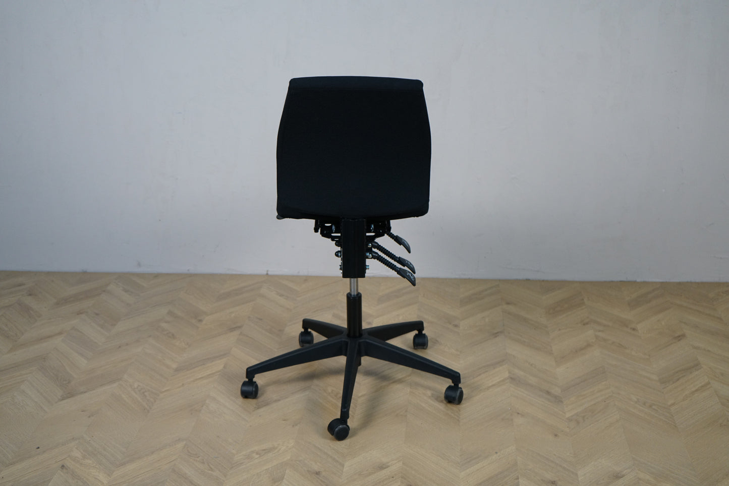 Interstuhl 16GD1 sort kontorstol set bagfra med justerbar vippemodstand og fuldpolstret ryg.