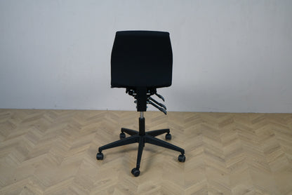 Interstuhl 16GD1 sort kontorstol set bagfra med justerbar vippemodstand og fuldpolstret ryg.