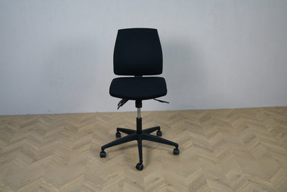 Interstuhl 16GD1 sort kontorstol med sædedybderegulering og ergonomisk design set forfra.