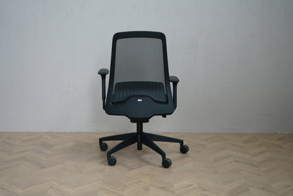 Interstuhl Every 251-ery kontorstol sort med ventilerende mesh-ryg og armlæn set bagfra