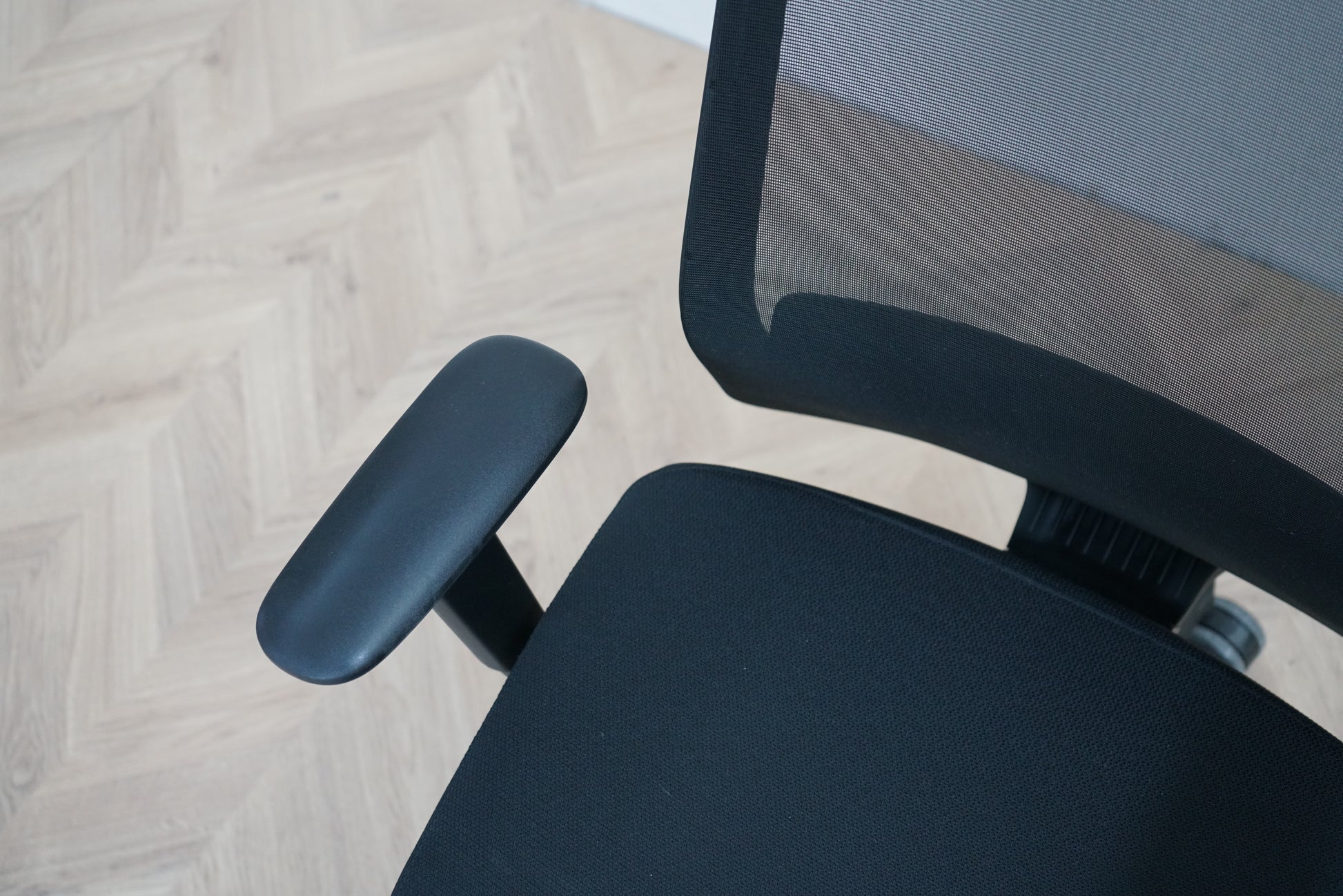 Close up af Interstuhl Every 251-ery kontorstol med mesh-ryg, armlæn og sort polstring