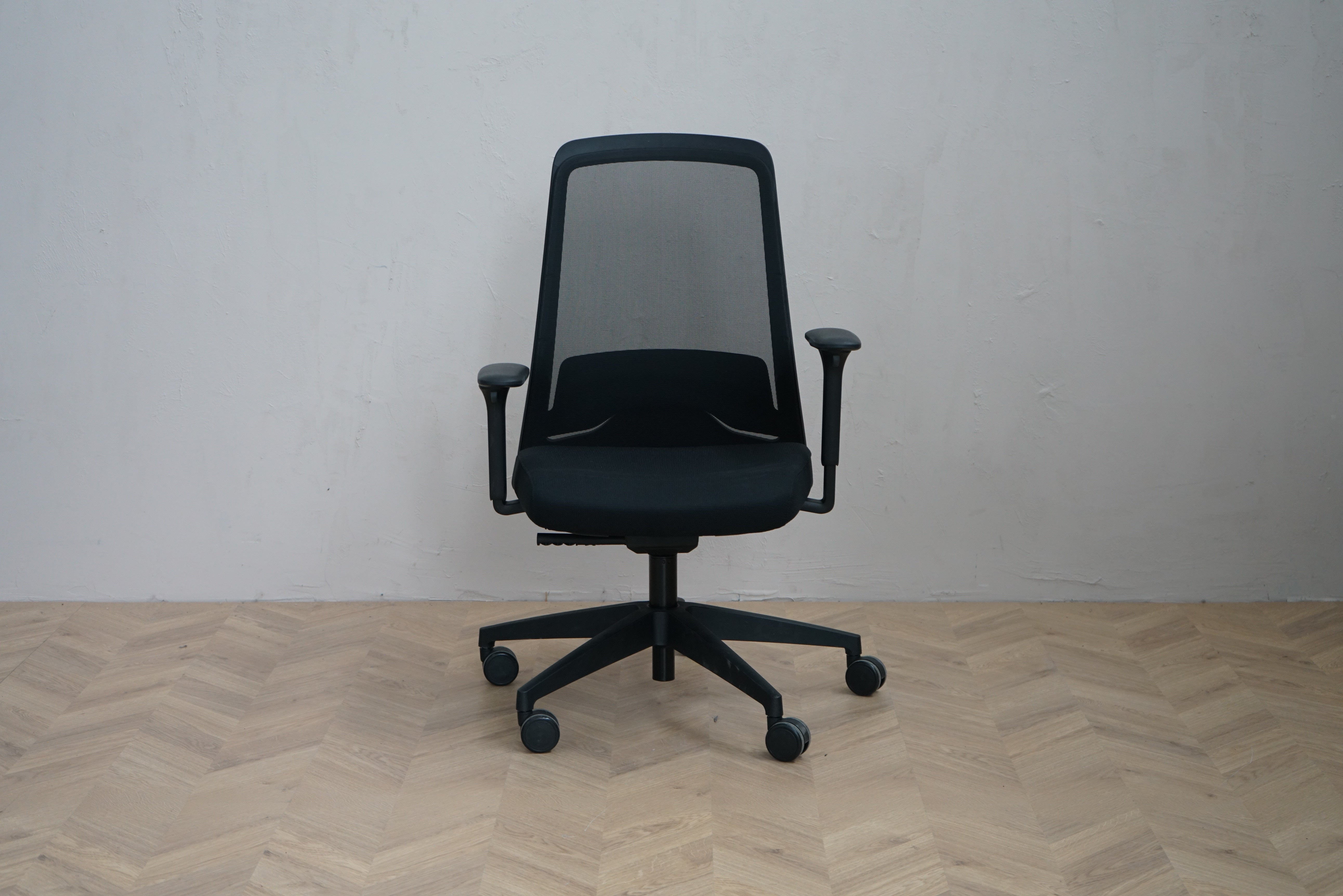 Interstuhl Every 251-ery ergonomisk kontorstol sort med armlæn set forfra